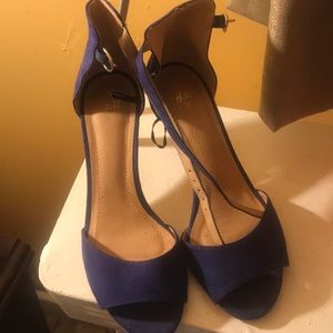 Women’s 8..2 1/2 inch heels in color royal blue